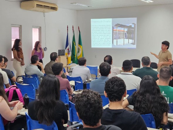 TRE-CE é finalista com três iniciativas na 1ª Edição do Prêmio Justiça Eleitoral, do TSE A imagem mostra, em primeiro plano, pessoas sentadas em cadeiras azuis voltadas para um homem qu...