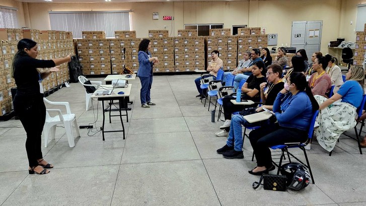 TRE-CE é finalista com três iniciativas na 1ª Edição do Prêmio Justiça Eleitoral, do TSE A imagem mostra uma sala ampla, com piso claro e paredes na cor bege. Ao fundo, há várias pilhas...