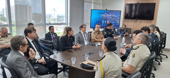 As duas imagens mostram uma reunião realizada na sala da Presidência do TRE-CE, com uma mesa ret...