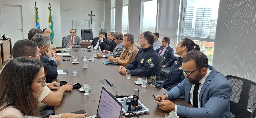 As duas imagens mostram uma reunião realizada na sala da Presidência do TRE-CE, com uma mesa ret...