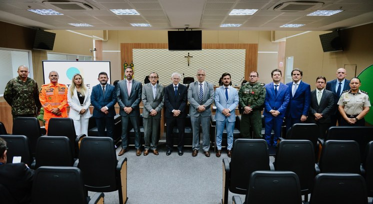 Na imagem, feita na sala do Pleno do TRE-CE, um grupo de autoridades, formado por treze homens e...