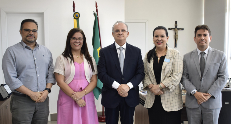 A imagem mostra cinco pessoas posicionadas lado a lado na sala da Presidência, no TRE-CE. Todas ...