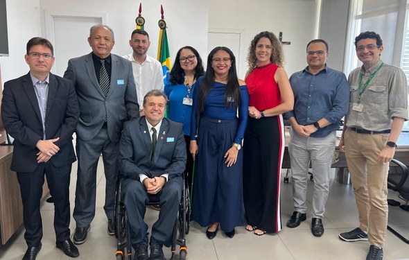 TRE-CE e OAB discutem novas ações para fortalecer a acessibilidade nas Eleições 2026 A primeira imagem mostra a reunião na sala da Presidência do TRE-CE. Dez pessoas estão sentadas ...