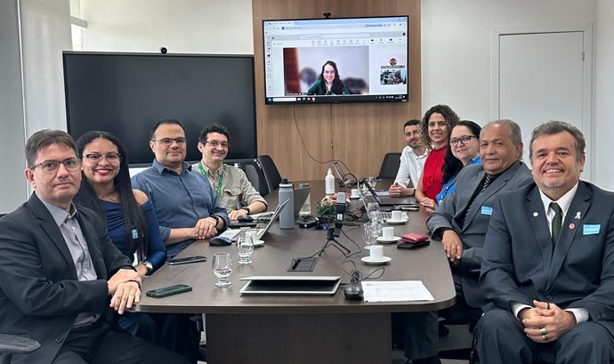 TRE-CE e OAB discutem novas ações para fortalecer a acessibilidade nas Eleições 2026 A primeira imagem mostra a reunião na sala da Presidência do TRE-CE. Dez pessoas estão sentadas ...