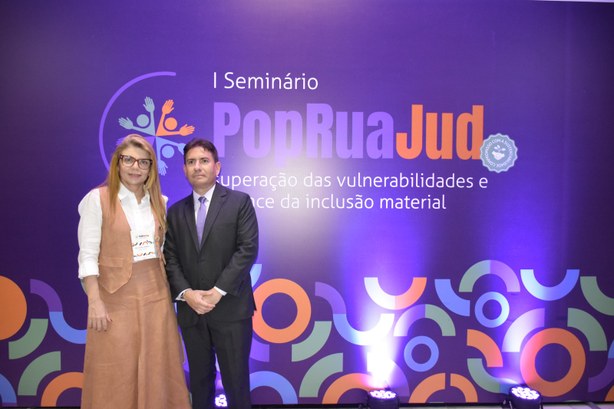 TRE-CE é parceiro na realização do I Seminário PopRuaJud em Fortaleza Na imagem, aparecem o juiz auxiliar da Presidência do TRE-CE, Alisson Simeão, à direita, e a juí...