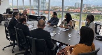 TRE-CE e PF definem logística de segurança para o Teste de Integridade das urnas eletrônicas Foto feita no gabinete da Presidência. As pessoas estão sentadas à mesa. Na cabeceira, está o pr...