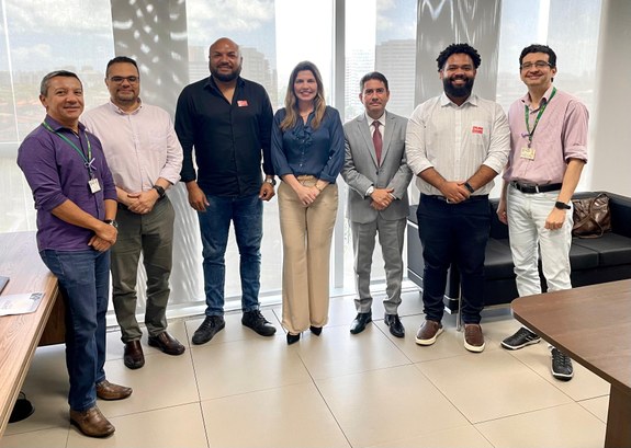 TRE-CE e Secretaria dos Direitos Humanos e Desenvolvimento Social alinham ações para combate à discriminação A imagem mostra sete pessoas em pé - seis homens e uma mulher - lado a lado, na sala da Presidên...