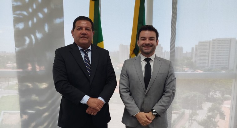 TRE-CE e SSPDS firmaram nova parceria visando ações educacionais A imagem é um registro fotográfico. Nele, há duas pessoas posando para a foto, sendo eles: o pre...