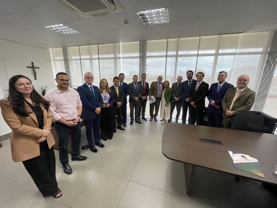 Registro fotográfico feito na sala da Presidência do TRE-CE durante a posse do novo membro suple...