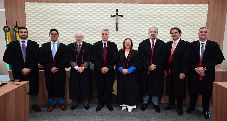 TRE-CE empossa Edilberto Oliveira e José Cavalcante Júnior como membros titulares do Pleno A imagem mostra oito pessoas - sete homens e uma mulher - entre elas, a presidente do TRE-CE, de...