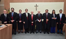 Registro fotográfico feito durante a cerimônia de posse. Nele, nove membros do Pleno do TRE-CE p...
