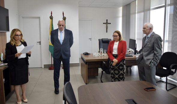 Na imagem, aparecem quatro pessoas em pé. À direita, estão os magistrados gestores do TRE-CE. À ...