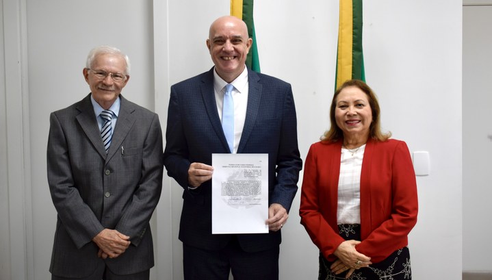 No registro, estão presentes, da esquerda para a direita, o vice-presidente e corregedor do TRE-...