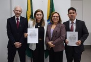 Registro fotográfico feito na sala da Presidência do TRE-CE. Na imagem, estão presentes quatro p...