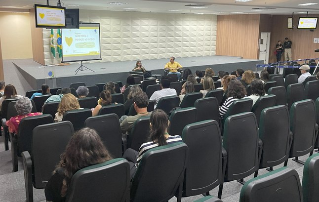 A primeira imagem mostra um auditório lotado durante o evento. Em primeiro plano, o público apar...
