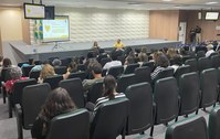 A primeira imagem mostra um auditório lotado durante o evento. Em primeiro plano, o público apar...