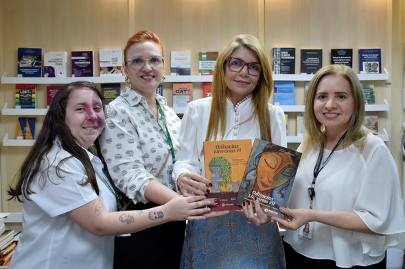 TRE-CE entrega doações arrecadadas em parceria com o TRT7 para pessoas em situação de rua Na imagem, a juíza, a coordenadora e duas integrantes da Ouvidoria do TRE-CE estão posicionadas ...