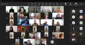 A imagem mostra a captura de tela de uma videoconferência realizada na plataforma Microsoft Team...