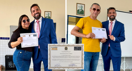 Montagem com duas fotografias de entrega de certificados e, na parte inferior central, uma ampli...