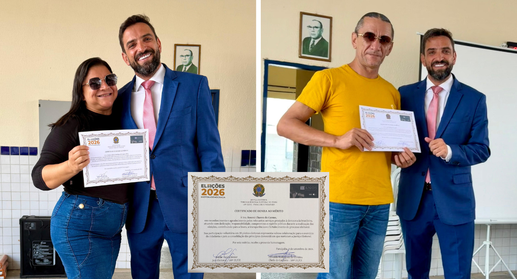 Montagem com duas fotografias de entrega de certificados e, na parte inferior central, uma ampli...