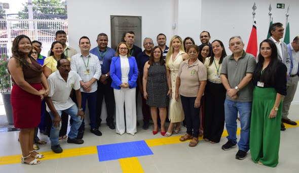 TRE-CE inaugura Fórum Eleitoral de Caucaia e avança na modernização das unidades A foto mostra um grande grupo de pessoas, entre homens e mulheres, posando para a foto. Entre el...