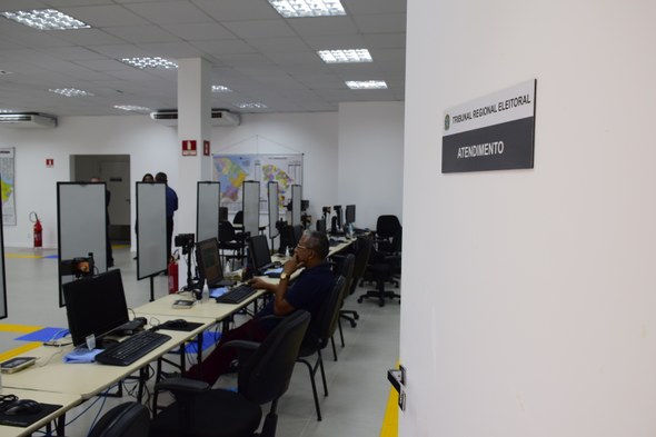 TRE-CE inaugura Fórum Eleitoral de Caucaia e avança na modernização das unidades A imagem mostra, em primeiro plano à direita, uma porta branca entreaberta com uma placa indican...
