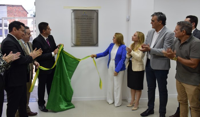 TRE-CE inaugura Fórum Eleitoral de Caucaia e avança na modernização das unidades Na foto, a presidente do TRE-CE, desembargadora Maria Iraneide Moura Silva, ao lado de outras au...