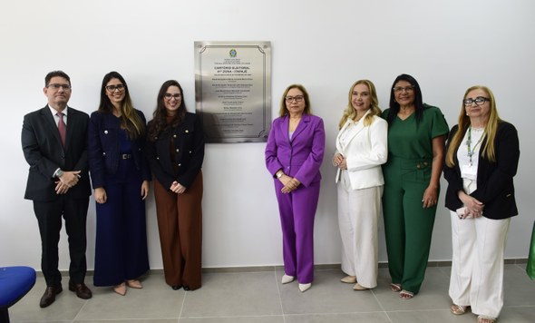 A segunda foto mostra as mesmas autoridades posando para a foto no mesmo local da primeira imagem.