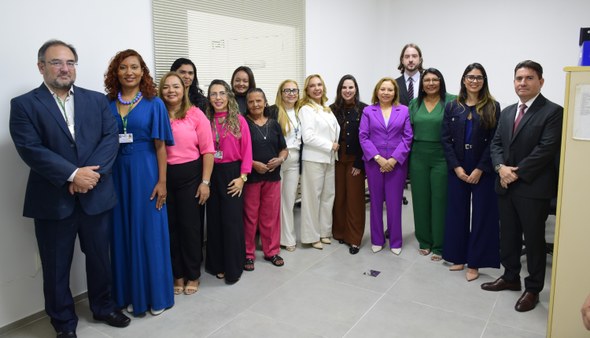 A foto, registrada no interior do cartório, mostra um grande grupo de pessoas, entre homens e mu...