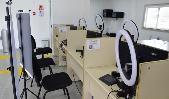 A foto apresenta os guichês de atendimento do novo cartório, com computadores e demais equipamen...