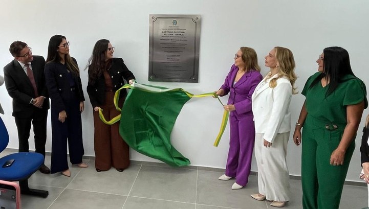 TRE-CE inaugura novo Cartório Eleitoral e amplia qualidade do atendimento em Itapajé Na foto, a presidente do TRE-CE, desembargadora Maria Iraneide Moura Silva, ao lado de outras ci...
