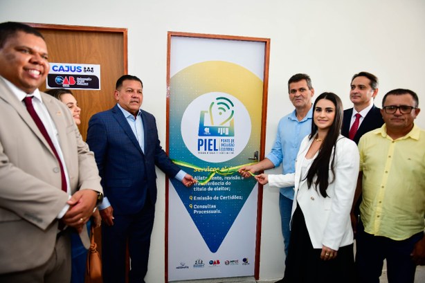 Registro fotográfico feito durante as inaugurações dos Pontos de Inclusão Eleitoral. Sete pessoa...