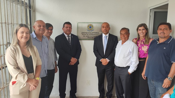 TRE-CE inaugura posto de atendimento eleitoral no município de Cruz Registro fotográfico na horizontal feito no cartório do município de Cruz. Na foto, ao todo, tem...