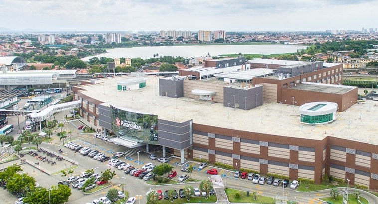 TRE-CE inaugura posto de atendimento no shopping Parangaba A imagem é um registro fotográfico panorâmico superior do Shopping Parangaba, com carros estacio...
