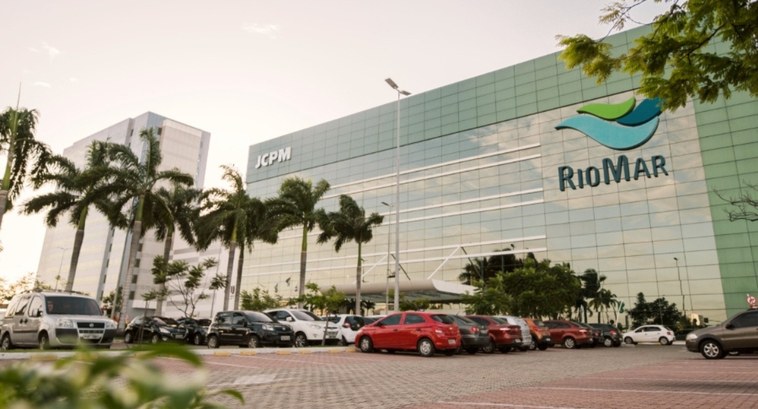 TRE-CE inaugura posto de atendimento no Shopping RioMar Kennedy A imagem é um registro fotográfico panorâmico superior do Shopping RioMar Kennedy, com carros es...