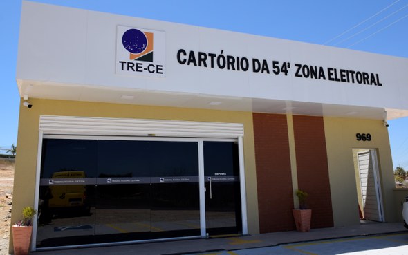 TRE-CE inicia por Santa Quitéria ciclo de inaugurações de novos cartórios eleitorais A imagem mostra a fachada da sede da 54ª Zona Eleitoral, com cores amarela e marrom e portões br...