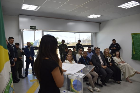 TRE-CE inicia por Santa Quitéria ciclo de inaugurações de novos cartórios eleitorais A imagem mostra, em primeiro plano, uma mulher de costas para a foto segurando um microfone atrá...
