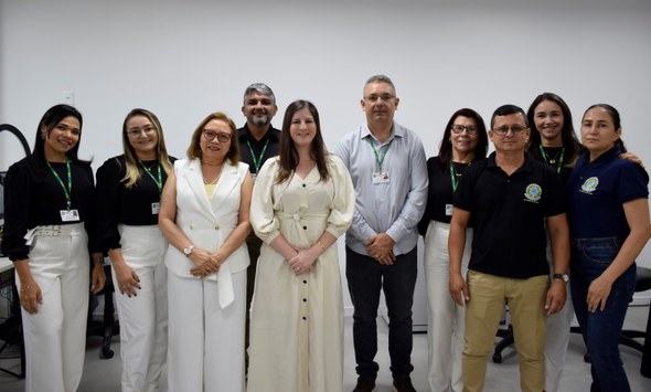 TRE-CE inicia por Santa Quitéria ciclo de inaugurações de novos cartórios eleitorais A imagem mostra dez pessoas - sete mulheres e três homens - posicionadas lado a lado, posando pa...