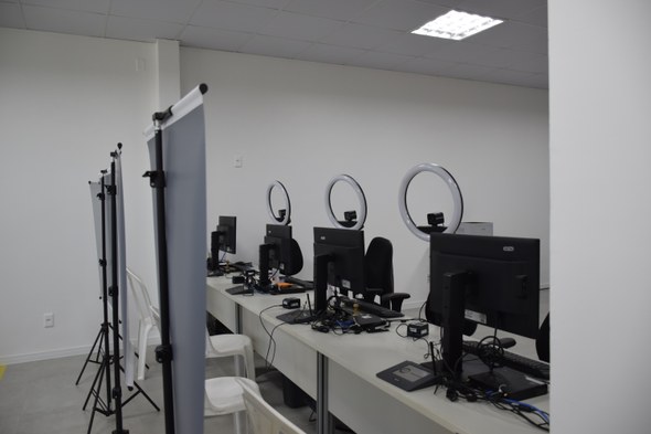 TRE-CE inicia por Santa Quitéria ciclo de inaugurações de novos cartórios eleitorais A imagem mostra os guichês de atendimento do novo cartório, com computadores e demais equipament...