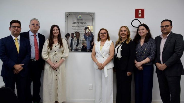 TRE-CE inicia por Santa Quitéria ciclo de inaugurações de novos cartórios eleitorais A primeira imagem mostra sete pessoas - quatro mulheres e três homens - posicionadas lado a lado...