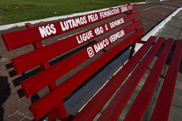 TRE-CE instala Banco Vermelho na sede, símbolo do combate à violência de gênero Na imagem, há um banco vermelho, sobre o qual está escrito "Nós lutamos pelo feminicídio zero!!!...