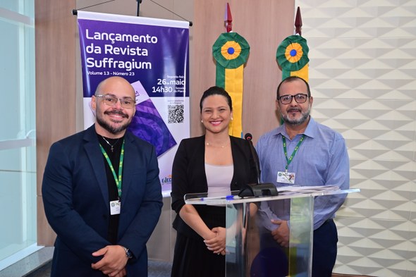 TRE-CE lança nova edição da revista Suffragium Registros fotográficos feitos durante o lançamento da edição da revista. No primeiro, o presiden...