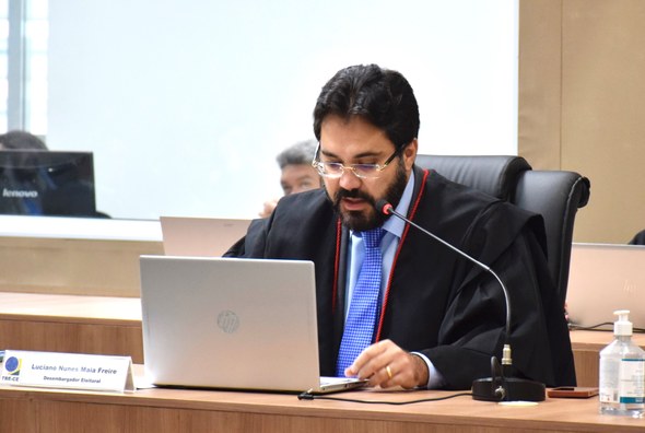 As imagens mostram momentos da sessão do Pleno do TRE-CE, durante o lançamento. A primeira fotog...