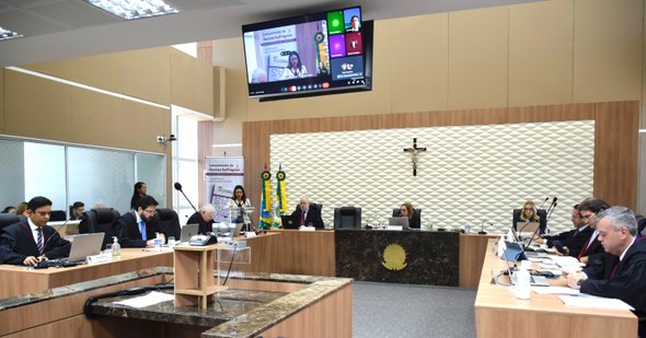 As imagens mostram momentos da sessão do Pleno do TRE-CE, durante o lançamento. A primeira fotog...