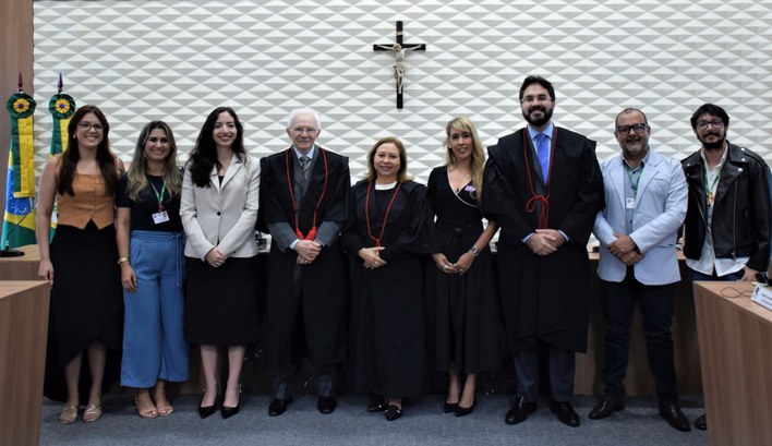 As imagens mostram momentos da sessão do Pleno do TRE-CE, durante o lançamento. A primeira fotog...