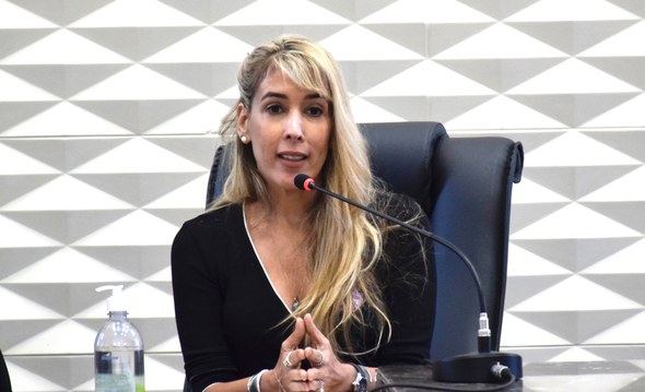 As imagens mostram momentos da sessão do Pleno do TRE-CE, durante o lançamento. A primeira fotog...