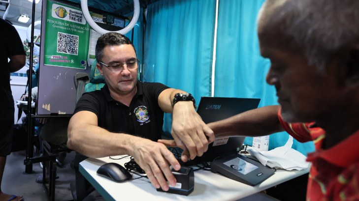TRE-CE leva serviços ao bairro Messejana durante ação da Câmara de Fortaleza A imagem mostra um atendimento eleitoral em andamento dentro do ônibus do TRE-CE. À esquerda, um...