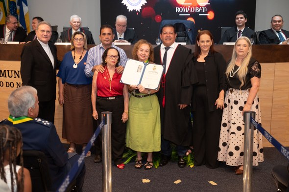Registro fotográfico feito durante o evento. Nele, oito pessoas posam para a foto, sendo cinco m...