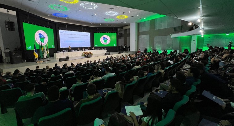 A imagem é um registro fotográfico no Auditório do Centro de Convenções do Cariri. Em primeiro p...