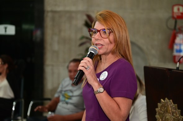 TRE-CE oferece serviços eleitorais em evento alusivo ao Dia de Luta da População em Situação de Rua A terceira imagem mostra a juíza ouvidora da Mulher do TRE-CE, Valéria Carneiro, segurando um mi...
